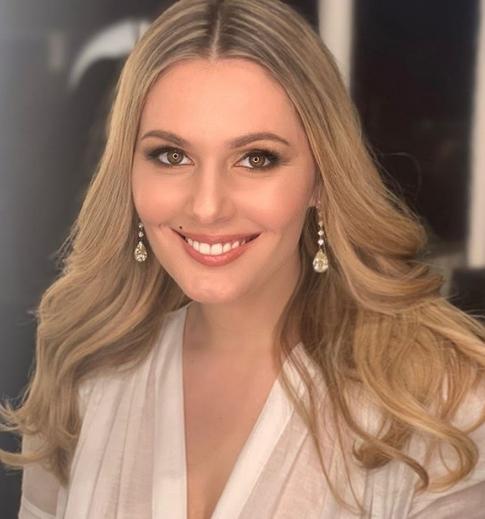 Кожевникова позировала в платье с экстремальным декольте