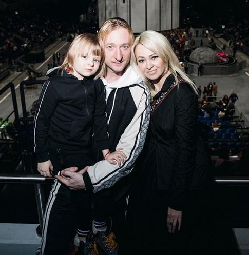 Рудковская сняла Плющенко в постели с «харизматичной собакой»