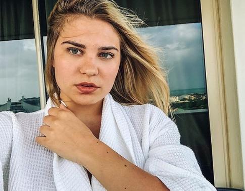 Внучка Михаила Боярского показала пышные формы на отдыхе