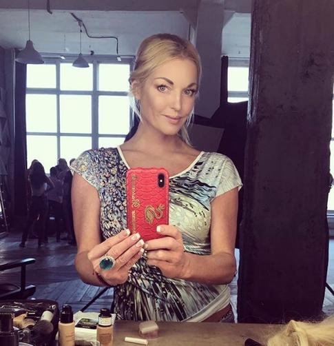 Волочкова травмировала ногу на Мальдивах