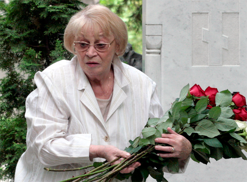 «Мы все сегодня осиротели»: где и когда простятся с Аллой Покровской