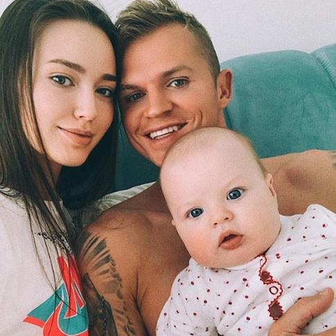 Тарасов улетел в Турцию с дочкой от первого брака