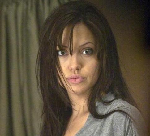 Дочь Джоли принимает гормоны для смены пола