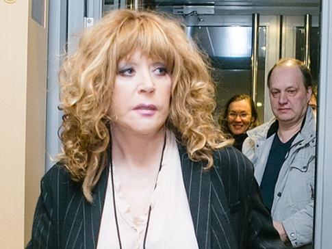 Пугачеву критикуют за езду по перрону на автомобиле