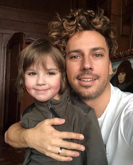 Сын Галкина растерялся в толпе сверстников