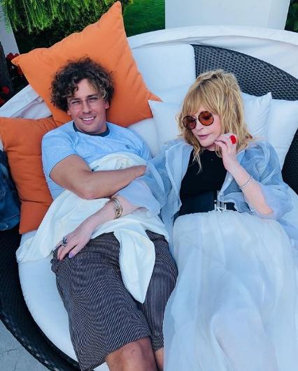 Пугачева отреагировала на слухи о сносе своего замка