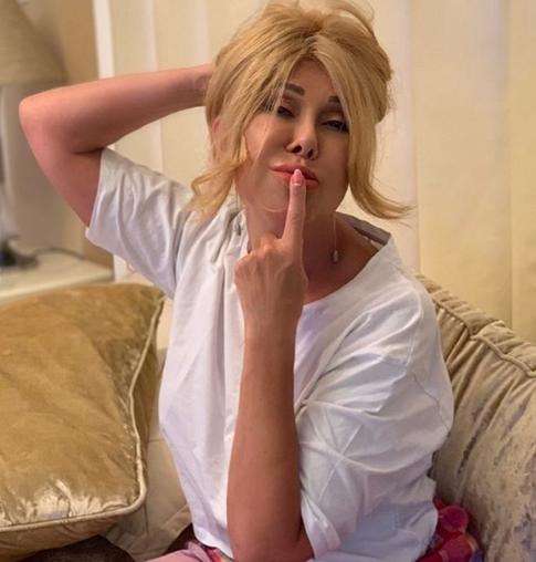 Успенскую засняли за приемом душа