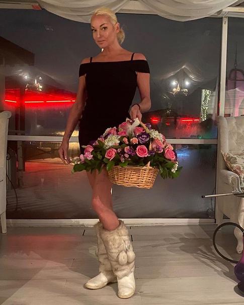 Анастасия Волочкова: «Ариша в курсе, что отец отнял деньги и содержит на них все свои семьи»