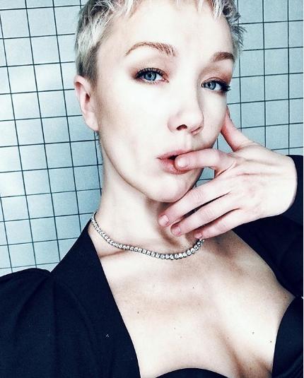 Экс-супруга Богомолова исполнила смелый танец в присутствии Собчак