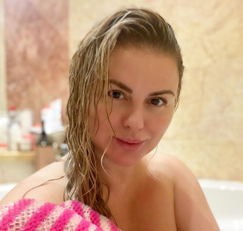 Анна Семенович ждет результаты анализа на COVID−19