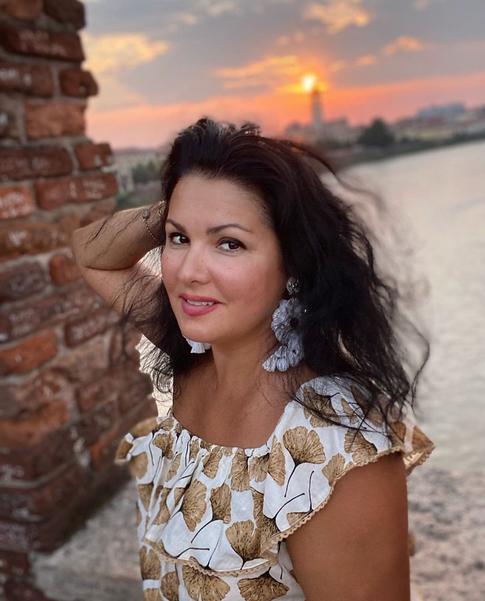 Нетребко разобралась в гардеробной