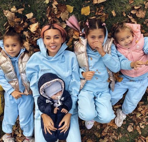 Самойлова объяснила, почему у детей разные фамилии