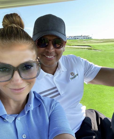 Дженнифер Лопес сообщила, что два раза переносила свадьбу