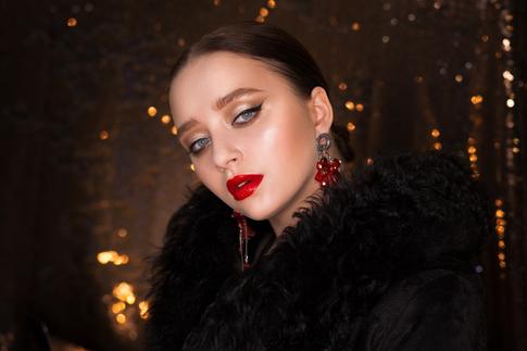 Проводим год стильно: 5 образов для домашней вечеринки на Новый год