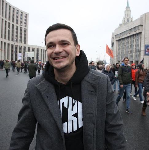 Оппозиционер Илья Яшин объявил о помолвке с солисткой «АлоэВера»
