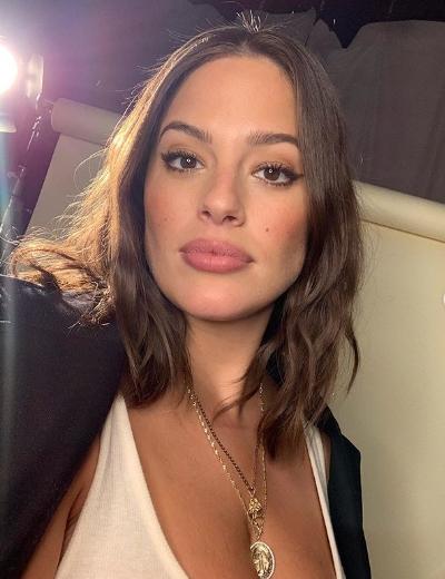 Эшли Грэм покормила новорожденного сына грудью в общественном месте