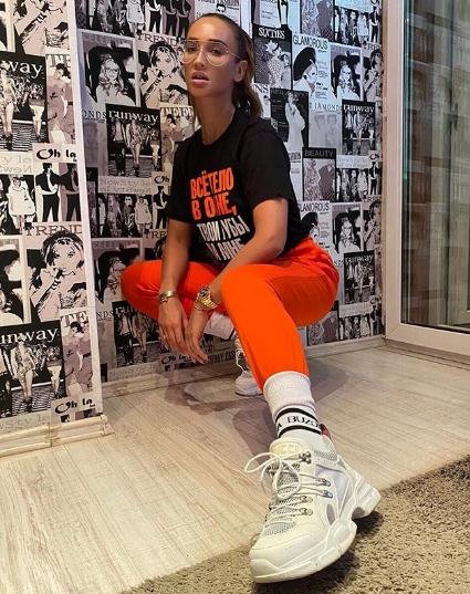 Бузова призналась, что никогда не училась пению и танцам