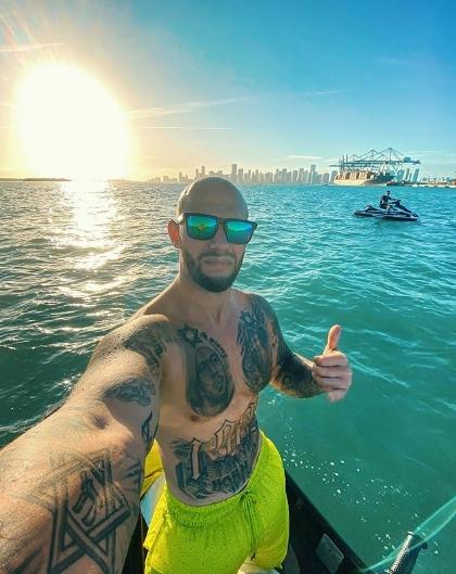 Джиган посвятил дочек в рыцари