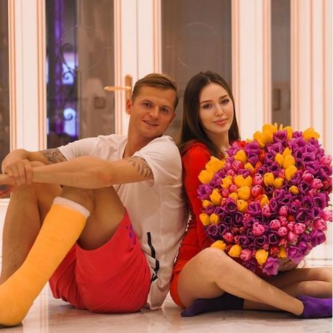 «Очень долго откладывал»: Тарасов подарил жене роскошную иномарку