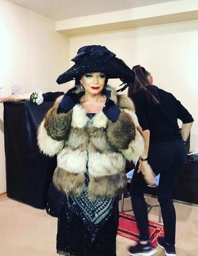 Долину раскритиковали за «пижамный» наряд и «переделанное» лицо