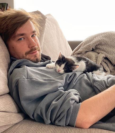 Петров поделился трогательным фото с Милославской и котенком