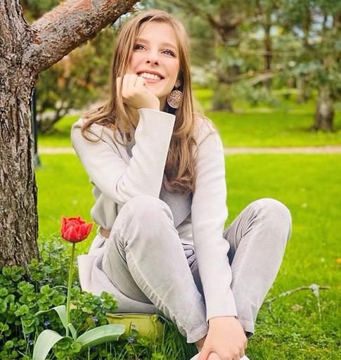 Лиза Арзамасова поделилась детским фото