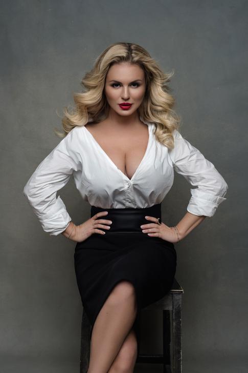 Анна Семенович: «В какой-то момент я начала комплексовать из-за большой груди»