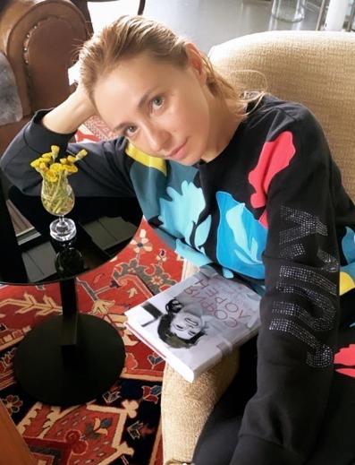 Госпитализированная с коронавирусом Навка вышла на связь из клиники