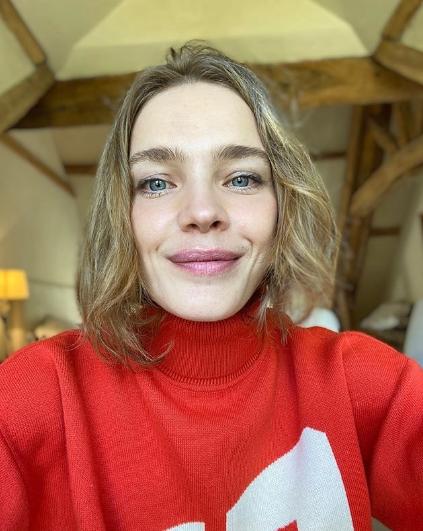 Водянова прогулялась с дочерью по Парижу