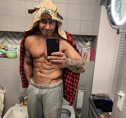 «Пожалуйста, угомонитесь»: Костюшкин выложил видеообращение после признания о пережитом насилии