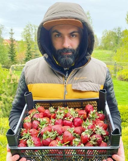 Муж Гагариной стал блондином и начал публиковать стихи