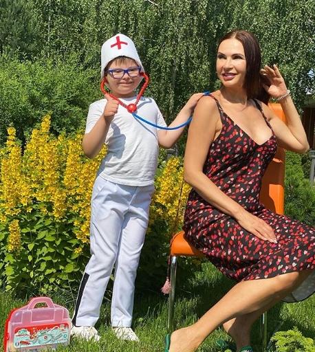 Экс-супруг Бледанс заснял «особенного» сына с младшей сестрой