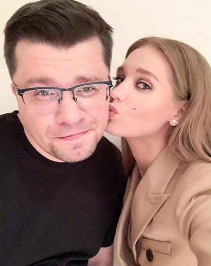 Асмус редко видит Харламова на самоизоляции в четырехэтажном доме