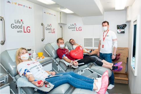 Звезды провели День донора на подмосковном форуме