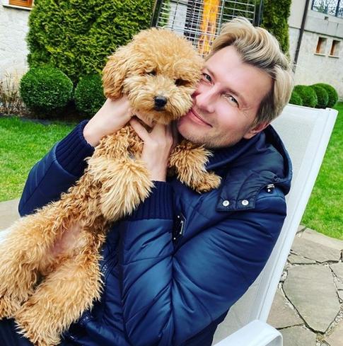 Басков снял себя с закрашенными зубами и бутылкой водки