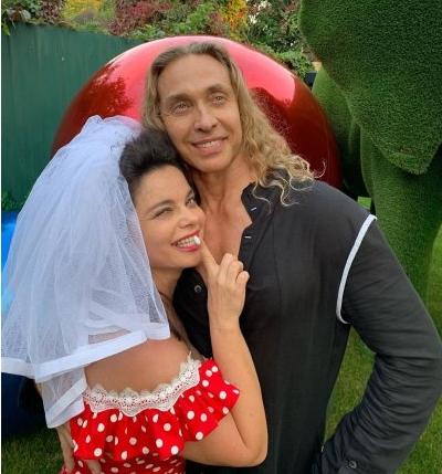 Тарзан опубликовал архивные кадры со свадьбы с Королевой