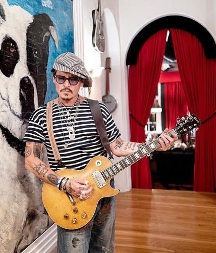 Паради и Райдер выступили в защиту Деппа перед судом