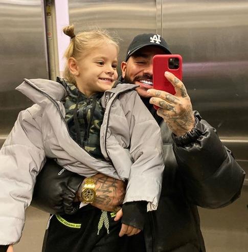 Тимати улетел отдыхать с дочкой, но без Решетовой