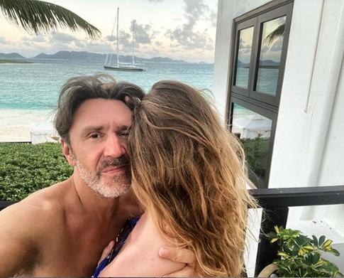 Шнуров показал подписчикам молодую жену