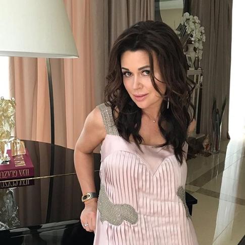 СМИ: Заворотнюк вернулась в загородный дом после реабилитации