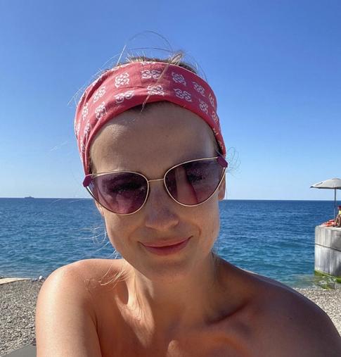 «По дороге „в форму“»: супруга Эрнста продемонстрировала фигуру после родов