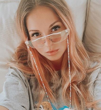 Нюша похвалилась подтянутой грудью после родов