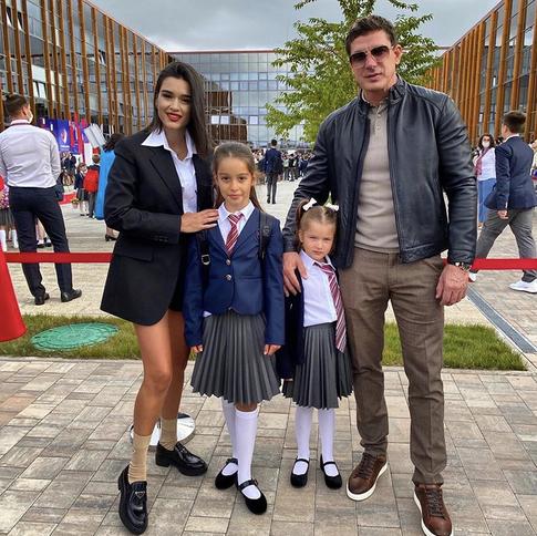 И снова в школу: топ−5 лучших образов детей российских звезд