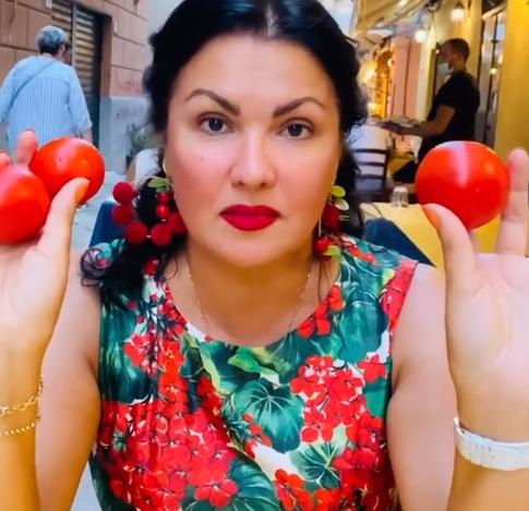 Анну Нетребко госпитализировали с COVID−19