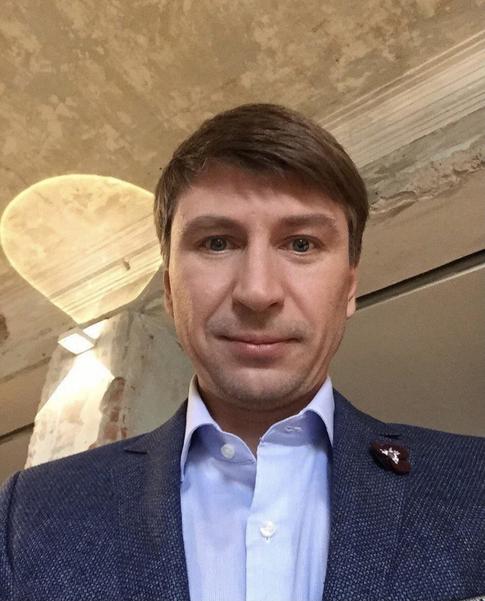 Алексей Ягудин показал подписчикам танец в аэропорту