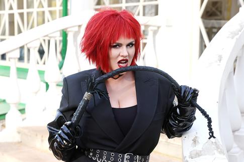 «И плеткой била, и верхом ездила»: Анна Семенович сняла видео о поисках мужа