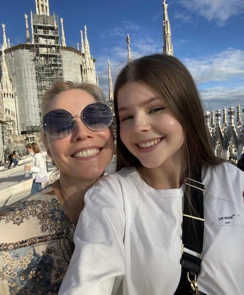 Зудина вместе с сыном пришла поддержать дочь на Бале дебютанток