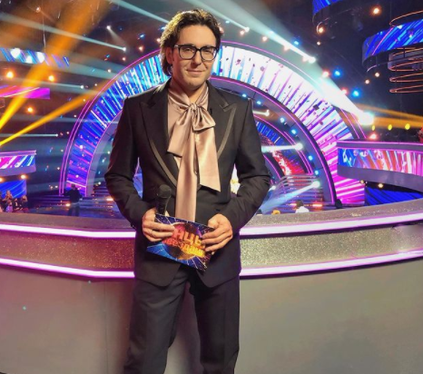 Блуза с бантом и костюм как у Джареда Лето: что в гардеробе у Андрея Малахова