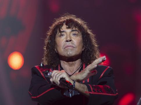 Валерий Лентьев вышел в свет в костюме на голое тело