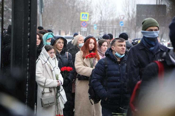 Выстроилась длинная очередь их тех, кто хотел попрощаться с артистом